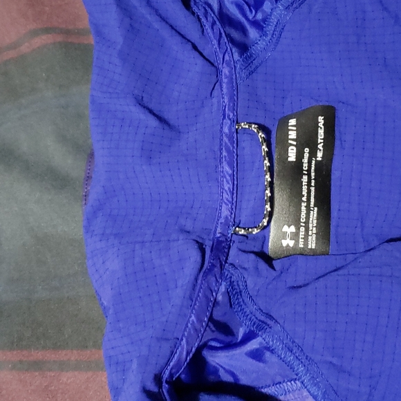 Under Armor Medium Fitted wind/rain breaker. - Picture 3 of 4